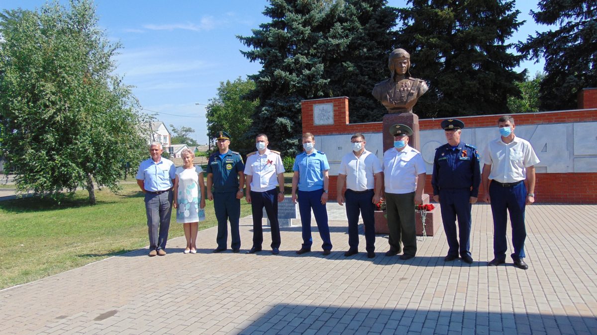Сотрудники прокуратуры на памятной церемонии в Крыловском районе