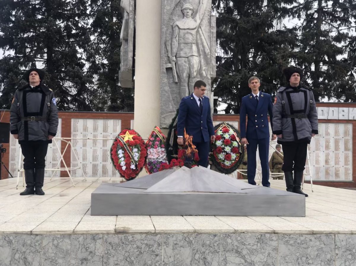 Возложение цветов к Вечному огню сотрудниками прокуратуры
